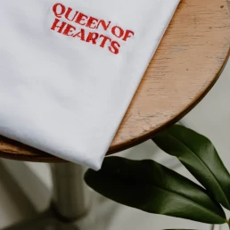 t-shirt queen of hearts